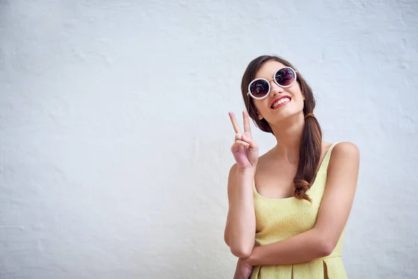 She Comes Peace Studio Portrait Cheerful Young Woman Wearing Sunglasses — Stock Photo, Image