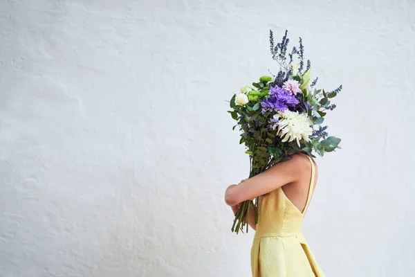 Kwiaty Przynoszą Szczęście Studio Zdjęcie Nierozpoznawalnej Kobiety Trzymającej Bukiet Kwiatów — Zdjęcie stockowe