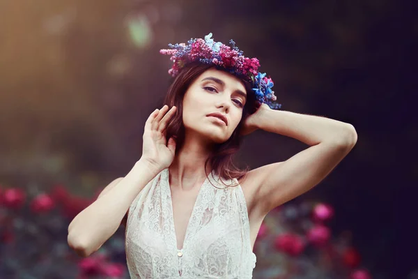 自然と同じくらい美しい生活をするつもりです 花の頭の花輪を身に着けている美しい若い女性の肖像画屋外 — ストック写真