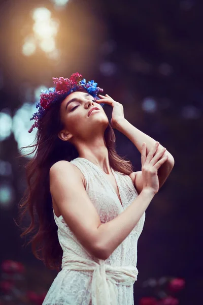 花を咲かせろ 花頭の花輪を身に着けて美しい若い女性が屋外で — ストック写真