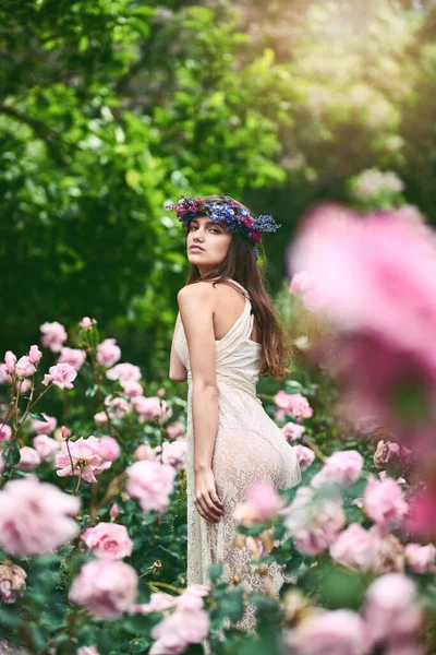 Hon Gudinna Dessa Trakter Vacker Ung Kvinna Blomkrans Poserar Naturen — Stockfoto