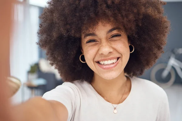 Πορτρέτο Σπίτι Και Selfie Της Afro Γυναίκα Εικόνα Για Μέσα — Φωτογραφία Αρχείου