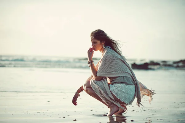 Contemplar Conforto Mar Uma Jovem Mulher Atraente Passar Dia Praia — Fotografia de Stock