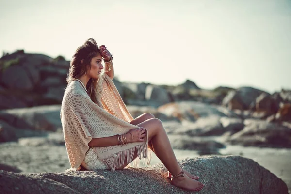 Fale Dla Niej Muzyką Atrakcyjna Młoda Kobieta Spędzająca Dzień Plaży — Zdjęcie stockowe