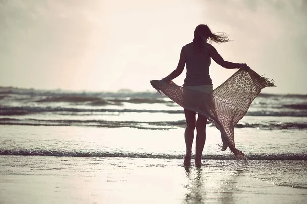 Ela Oceanólica Foto Retrovisada Uma Mulher Irreconhecível Passando Dia Praia — Fotografia de Stock