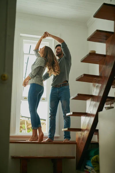 我们让它看起来容易 一对深情的年轻夫妇在家里跳舞 — 图库照片