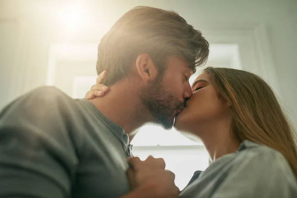 就像我们的初吻一对深情的年轻夫妇共享着一个吻 — 图库照片