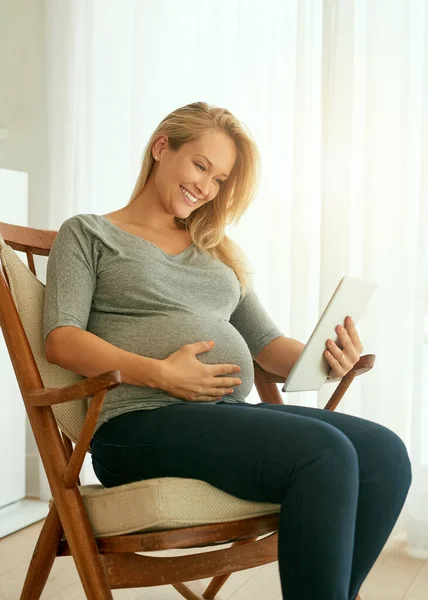 Vytvářím Vlastní Těhotenskou Slideshow Těhotná Žena Pomocí Svého Digitálního Tabletu — Stock fotografie