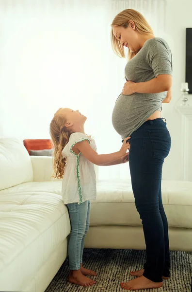 Laat Baby Naar Buiten Komen Spelen Een Zwangere Vrouw Die — Stockfoto
