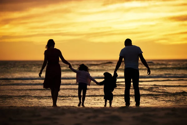 Rodina Držící Ruce Siluetu Pláži Při Západu Slunce Dobrodružství Láska — Stock fotografie