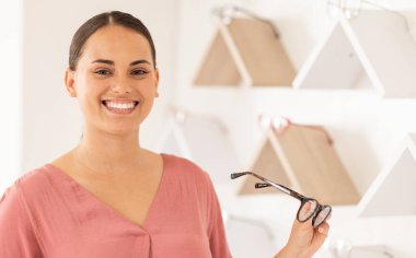 Optometri mağazasından reçeteli lens alan bir kadınla portre, gözlük ve vizyon. Bir kadın tüketicinin görüş için yeni gözlük alacağı çerçeve, gözlük ve seçim..