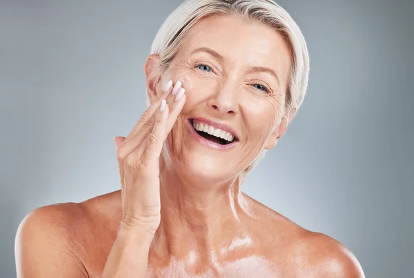 Senior Woman Beauty Smile Skincare Moisturizer Cosmetic Treatment Grey Studio — Stock Photo, Image