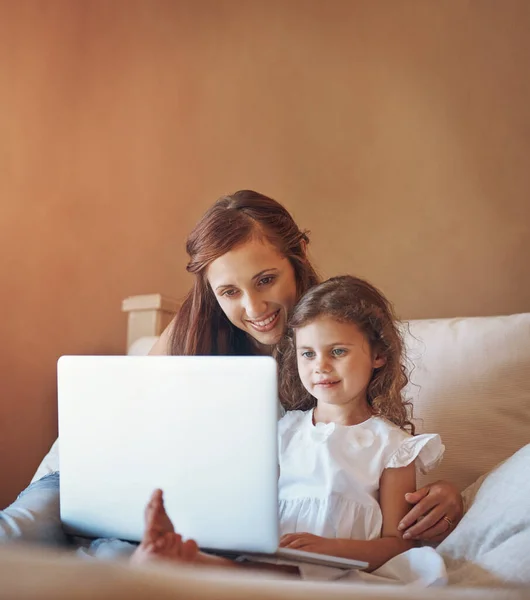 Stymulując Młode Umysły Światem Online Matka Jej Córeczka Używają Laptopa — Zdjęcie stockowe
