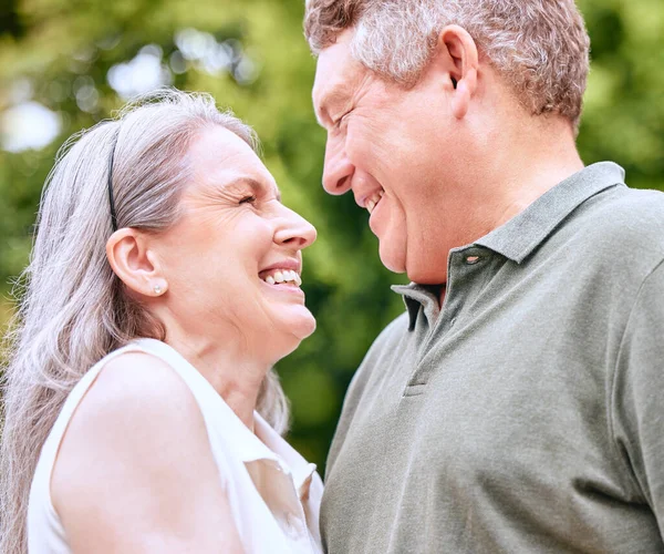 Senior Pár Láska Úsměv Manželství Odchod Důchodu Péče Přírodě Výročí — Stock fotografie