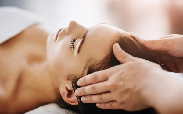 Kommer Inte Ångra Huvudmassage Vacker Ung Kvinna Huvud Massage Ett — Stockfoto