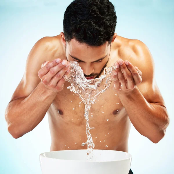 Respingo Água Estúdio Cara Limpeza Homem Uma Rotina Diária Higiene — Fotografia de Stock