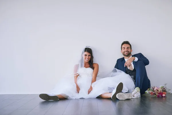 Das Coolste Brautpaar Aller Zeiten Studioaufnahme Eines Frisch Verheirateten Jungen — Stockfoto