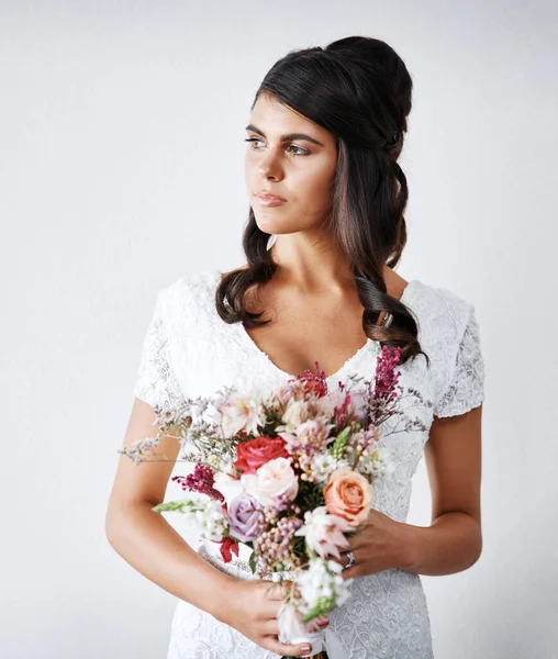 私は正しいことをしている 若い花嫁のスタジオの肖像画灰色の背景に花の束を保持 — ストック写真
