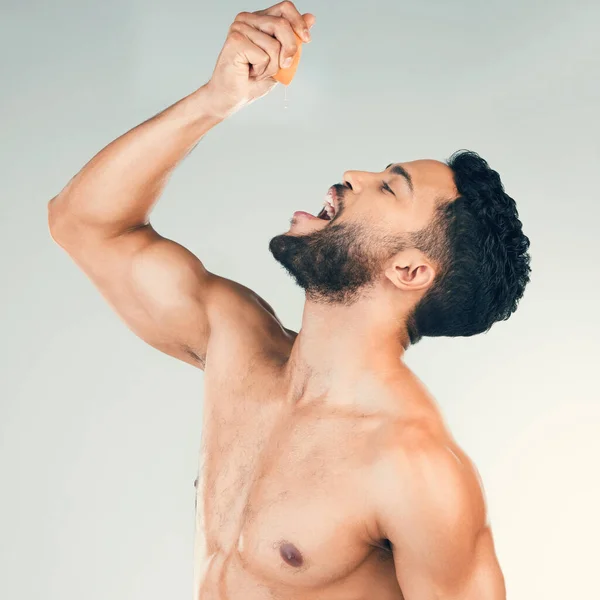 Turuncu Meyve Suyu Sağlıklı Beslenmek Için Meyve Yiyen Bir Adam — Stok fotoğraf