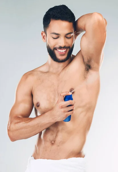 Spray Axila Hombre Con Sonrisa Para Desodorante Sobre Fondo Gris —  Fotos de Stock