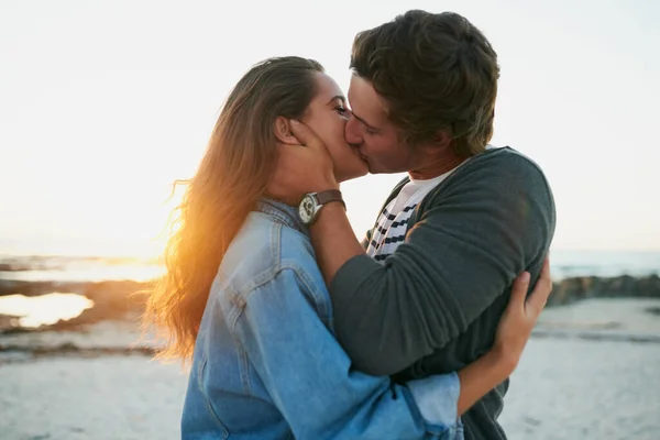 Amor Lindo Afetivo Jovem Casal Ligação Praia — Fotografia de Stock