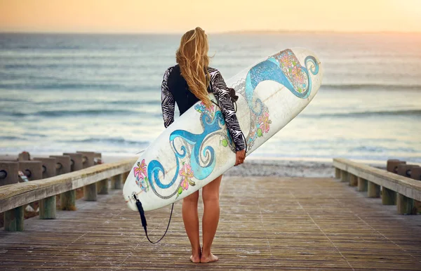 Oceán Nás Volá Zadní Pohled Záběr Nepoznatelnou Mladou Surfařku Stojící — Stock fotografie