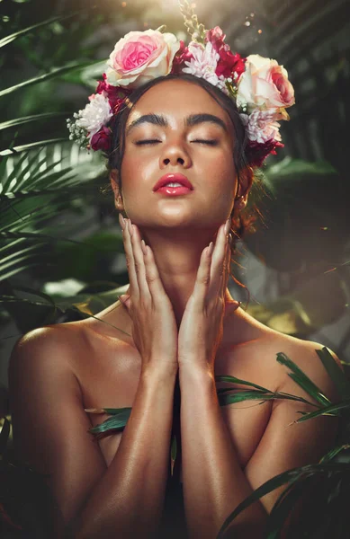 Corona Flores Mujer Belleza Del Cuidado Piel Hojas Selva Naturaleza — Foto de Stock