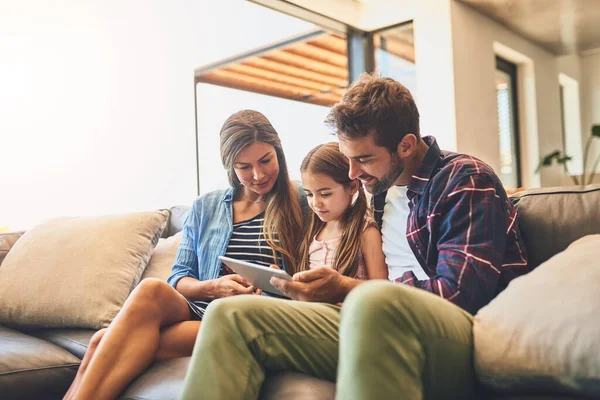 Making Most Family Time Smart Technology Mother Father Using Digital — Stock Photo, Image