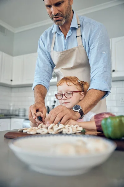 Pai Menina Cozinha Cozinhar Alimentos Juntos Para Saudável Almoço Familiar — Fotografia de Stock
