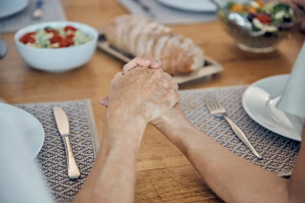 Οικογένεια Φαγητό Και Προσευχή Ηλικιωμένο Ζευγάρι Κρατάει Χέρια Πληρώνει Και — Φωτογραφία Αρχείου