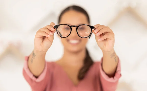 Visão Visão Mulher Com Óculos Nas Mãos Para Teste Ocular — Fotografia de Stock