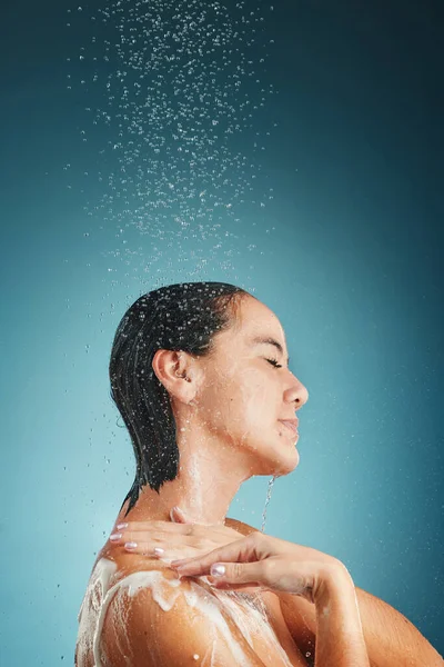 Dusch Vatten Stänk Och Kvinna Rengöring Hår Och Välbefinnande Grooming — Stockfoto