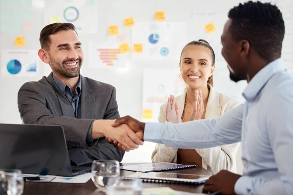 B2B 握手或多元化的商务人员为营销伙伴 合作或公司成功交易 团队合作 谢谢你或团队与你握手 感谢你对创意策略的支持 肯定或信任 — 图库照片