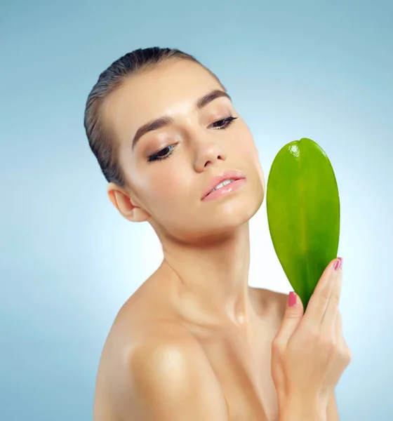 Organic Great Skin Studio Shot Beautiful Young Woman Holding Leaf — Stock Photo, Image