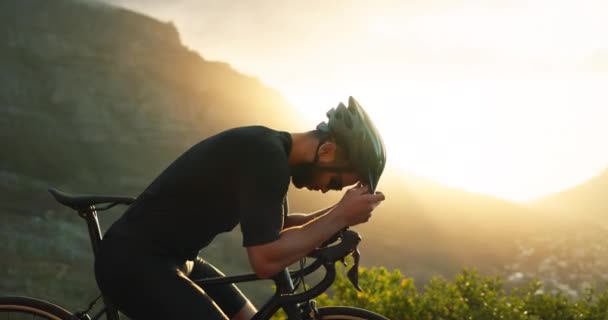 Müde Kopfschmerzen Und Mountainbike Mann Der Natur Outdoor Abenteuer Fitness — Stockvideo