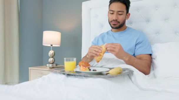 早餐和男人在宾馆吃饭 享用新鲜烤羊角面包 松饼和香蕉果 招待和饥饿的人喝橙汁 度假时放松身心 — 图库视频影像