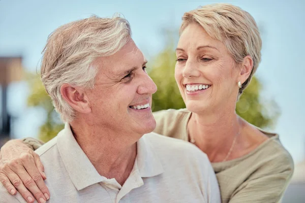 Šťastný Starší Pár Obejmout Úsměv Lásku Sluníčko Společně Důchodu Dovolenou — Stock fotografie