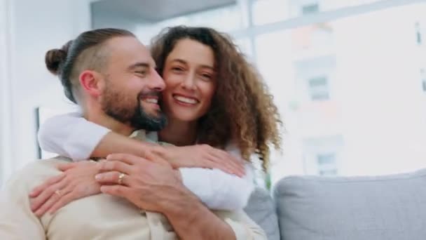 Felice Abbraccio Bacio Coppia Guardando Casa Insieme Amore Cura Apprezzamento — Video Stock