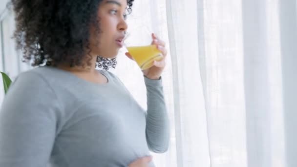 Mañana Mujer Negra Embarazada Feliz Con Jugo Pensando Maternidad Ventana — Vídeo de stock