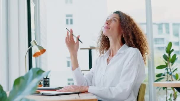 Kobieta Biurze Myśląc Pisząc Pomysł Kreatywny Start Biznesu Lub Planowania — Wideo stockowe