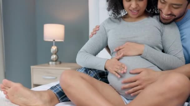 Pár Terhes Boldog Terhesség Izgatott Szeretet Baba Miközben Érzi Anya — Stock videók