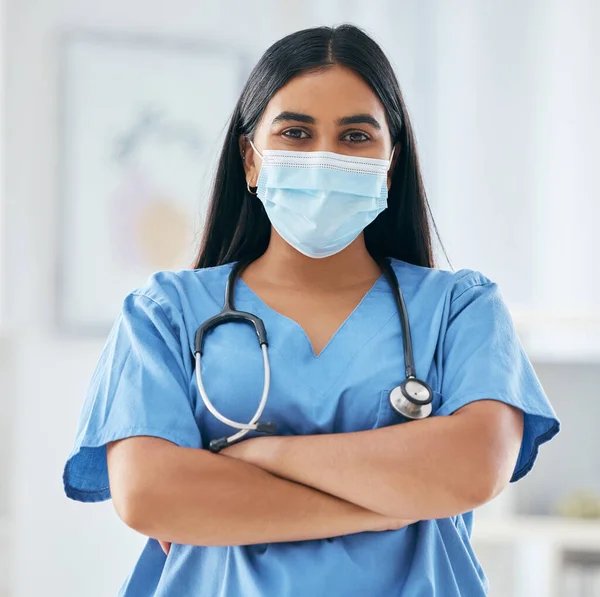 看護師 自信と腕が交差して病院でCovidフェイスマスク 感染症の流行を支援する保健専門家や医療従事者 ウイルスからの健康と安全 — ストック写真