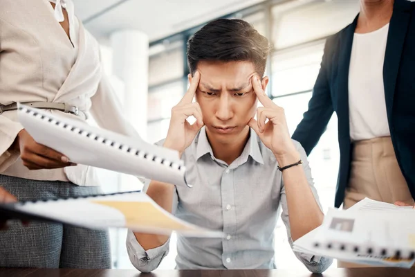 Επιχειρηματίας Άγχος Και Συγκλονισμένος Από Πονοκέφαλο Εξουθένωση Φόρτο Εργασίας Από — Φωτογραφία Αρχείου