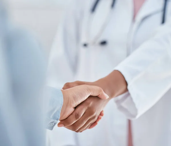 与病人 医生或医务工作者握手 问候或介绍 与您握手 信任和感谢 人们手拉手欢迎手势或欢迎 合作或帮助 — 图库照片