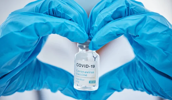 Covid Εμβόλιο Και Καρδιά Χέρια Του Γιατρού Για Την Ιατρική — Φωτογραφία Αρχείου