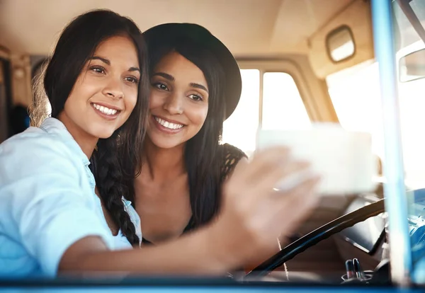Det Inte Bilresa Förrän Tar Selfie Två Glada Vänner Som — Stockfoto