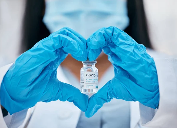 Знак Сердца Ковидовая Вакцина Руки Врача Лекарственной Бутылкой Сывороткой Риска — стоковое фото