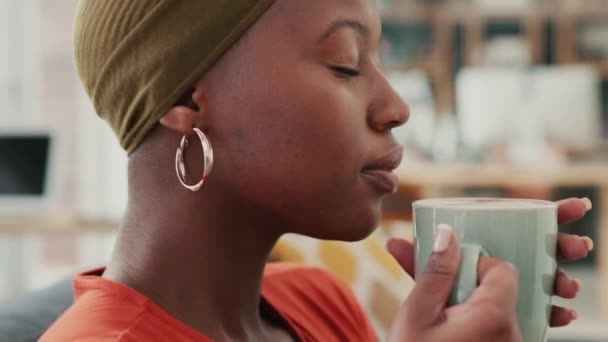 Χαλαρώστε Άρωμα Και Μαύρη Γυναίκα Πίνοντας Τον Καφέ Της Ικανοποίηση — Αρχείο Βίντεο