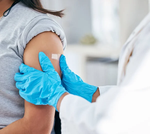 Arzt Impfstoff Und Patientenarm Gips Und Medizinische Versorgung Für Grippeimpfung — Stockfoto