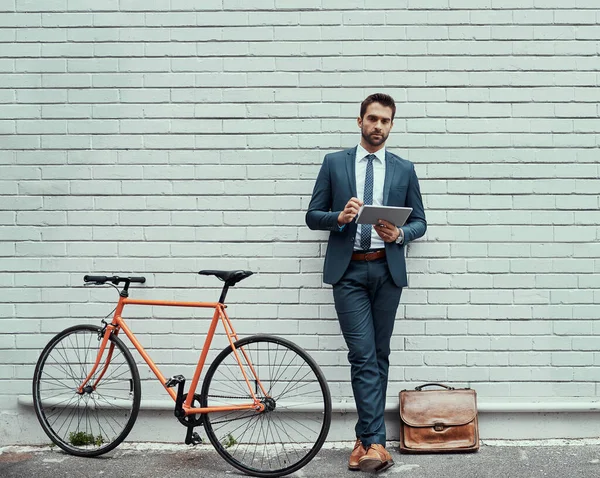 사업가로서 융통성은 중요하다 야외에서 자전거 옆에서 디지털 태블릿을 사용하는 잘생긴 — 스톡 사진